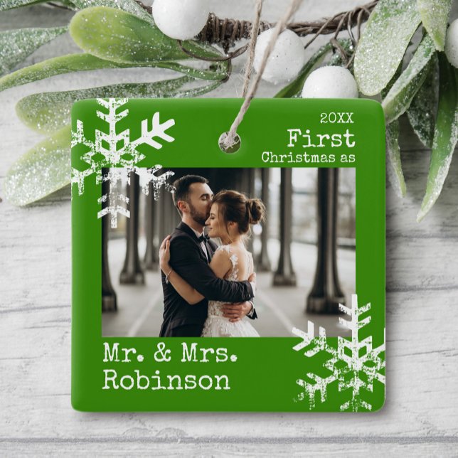 Green First Christmas Mr. & Mrs. Custom Foto Keramikornament (Rustic snowflake family holiday keepsake photo ornament perfect for gifts to bring joy to others.)
