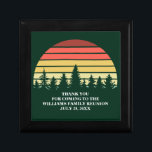Green Forest Sunset Custom Family Wiedersehen Part Erinnerungskiste<br><div class="desc">Coole Waldsonnenuntergang Geschenkboxen in wunderschönem Grün für ein Wiedersehen-Party im Freien oder Naturrefugium. Dieses individuelle Design zeichnet sich durch einen Vintagen Sonnenuntergang über einem Wald von hübschen Bäumen über Ihrem personalisierten Text aus.</div>