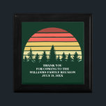 Green Forest Sunset Custom Family Wiedersehen Part Erinnerungskiste<br><div class="desc">Coole Waldsonnenuntergang Geschenkboxen in wunderschönem Grün für ein Wiedersehen-Party im Freien oder Naturrefugium. Dieses individuelle Design zeichnet sich durch einen Vintagen Sonnenuntergang über einem Wald von hübschen Bäumen über Ihrem personalisierten Text aus.</div>