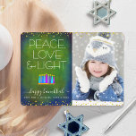 Green Foto Hanukkah Menorah Peace Liebe Light Type Feiertagskarte<br><div class="desc">"Frieden, Liebe und Licht." Eine spielerische, moderne, künstlerische Abbildung von Boho Musterkerzen in einer Menorah hilft Ihnen, den Urlaub von Hanukkah zu beginnen, zusammen mit dem individuellen Foto Ihrer Wahl. Die blauen Kerzen mit bunten Imitat-Folienmustern überlagern einen reichen, tiefgrün-blauen, strukturierten Hintergrund. Imitate Goldfolie Konfetti Punkte rahmen die Karte. Fühlen Sie...</div>