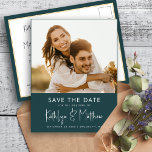 Green Fun Script Modernes Foto Minimalistisch Wedd Ankündigungspostkarte<br><div class="desc">Green Fun Script Modernes Foto Minimalistisch Hochzeit speichern Sie das Datum Ankündigung Postcard. Lass Familie, Freunde und Kollegen wissen, dass Sie Set ein Datum für Ihre Hochzeitsfeier mit dieser eleganten, stilvollen und modernen Hochzeit speichern Sie das Datum Einladungskarte. Alle Texte sind so vorbereitet, dass Sie sie einfach und schnell mit...</div>