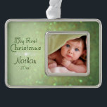 Green Funkelnd Baby's First Christmas Rahmen-Ornament Silber<br><div class="desc">Feierliche Feiertage mit Einzugsbereich für Ihr persönliches Foto mit undurchsichtigem Band und individueller Textgrafik,  funkelnd Sternenschmuck und Platz für Ihren individuellen Text auf einem grünen und goldenen funkelnd Hintergrund.</div>