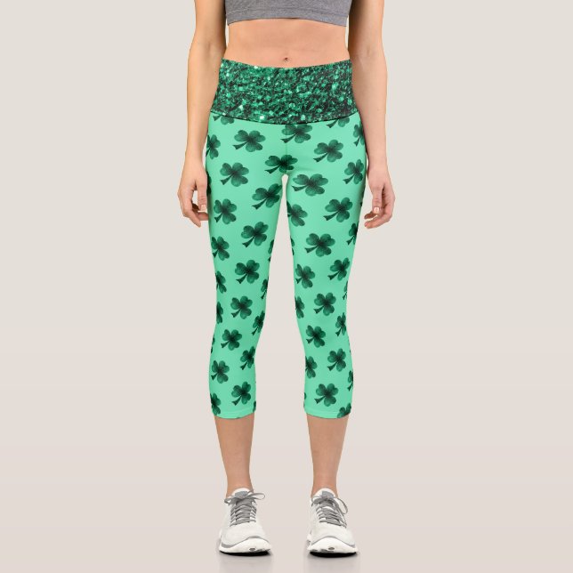 Green Glitzern Kleeblatt St Patrick' Day Muster Capri Leggings (Vorderseite)