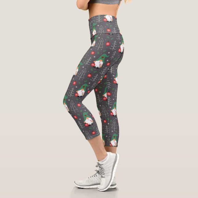 Green Gnome Christmas Tree Ornaments Muster Capri Leggings (Links)