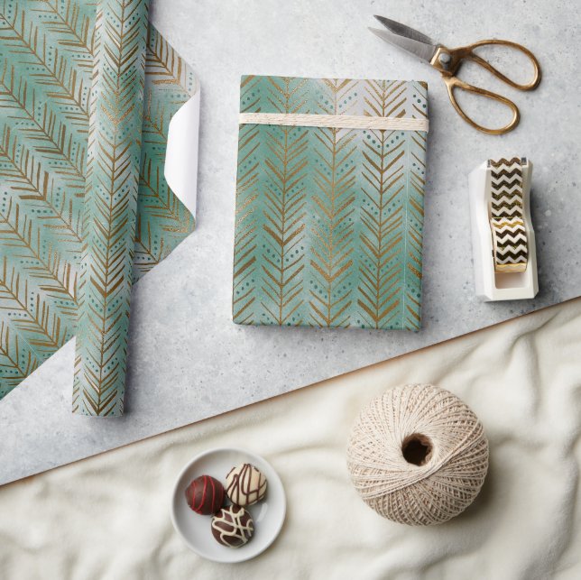 Green & Gold Christmas Trendy Arrow Holiday Geschenkpapier (Kunsthandwerk)