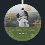 Green Gold First Christmas Verlobt Ornament Aus Glas<br><div class="desc">Helle Weihnachtsschmuck mit goldenen Schneeflocken und leuchtend grünem Hintergrund für verlobte Paare. Personalisieren Sie es,  indem Sie Ihre Namen und das Bild hinzufügen. Es ist ein gutes Geschenk für frische Weds oder für eine Verlobte/Verlobte.</div>