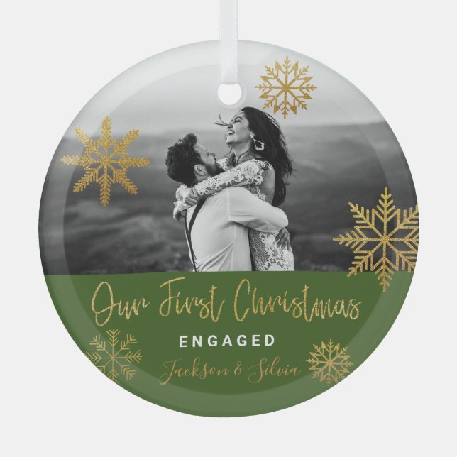 Green Gold First Christmas Verlobt Ornament Aus Glas (Vorderseite)