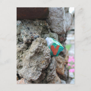 Green Gold Heart Painted Heart Rock on Rock Wall Postkarte