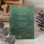 Green & Gold Modern Watercolor Save the Date Einladung<br><div class="desc">Diese Abstrakte Aquarellfarbe Grün und Gold ist modern und eignet sich Save the Date für eine Veranstaltung zu jeder Jahreszeit. Smaragdgrüne Aquarellfarbe ist die ideale Kulisse für die abstrakten Goldspritzen. *Goldspritzen haben ein hochauflösendes metallisches Aussehen, sind aber beim Drucken NICHT glänzend oder vereitelt. Alle Texte sind editierbar, Sie können Ihre...</div>