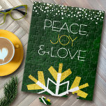 Green Gold Snowflake Peace Joy Liebe Zitat Modern<br><div class="desc">"Frieden, Freude und Liebe." Eine riesige, lustige, spielerische, goldene Folie und eine weiße Schneeflocke-Illustration sowie eine moderne Typografie auf einem reichen, dunkelgrünen Marmor-Aquarell helfen Ihnen, die Ferienzeit zu beginnen. Ein weißer und goldener Konfetti-Punkt umrahmt den oberen Rand. Genießen Sie die Wärme und Freude der Ferienzeit, wenn Sie dieses atemberaubende, farbenfrohe...</div>