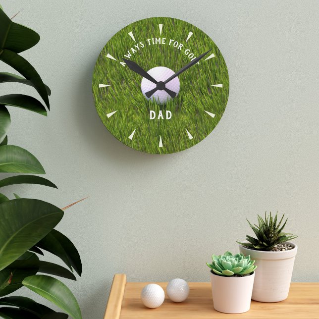 Green Golf Ball im Rough Golfer Vater Runde Wanduhr (Great gift for golfers that would rather be playing golf and for dads that like to watch clocks.)