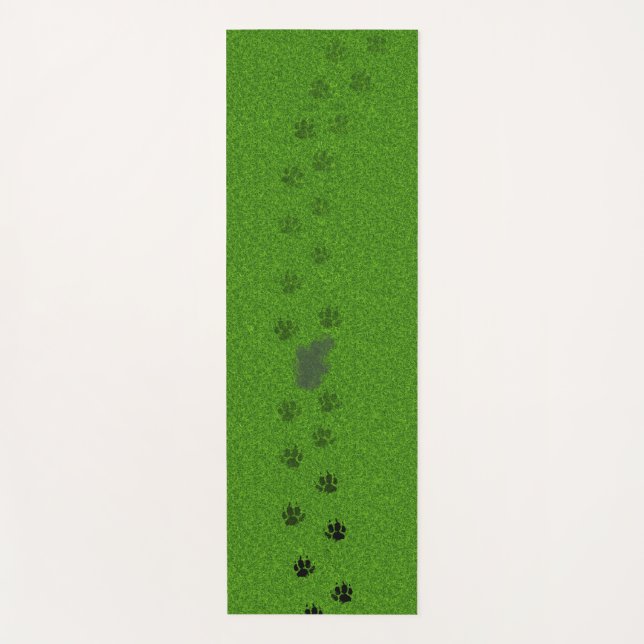 Green grass with dog paw prints and a pee stain yogamatte (Vorderseite)