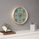 Green Gray Aquamarin Blue Ochre Angesagter Bohemis Uhr<br><div class="desc">Schönes zeitgenössisches ockergelbes, graugrünes, aquamarines, blaues und graues Bohemisches Mosaikmuster. Modernes und cooles Design für den Trend, der die Innendekoration und den kunstliebenden angesagten Trendsetter, den Vintagen Retro-Look Stil oder den abstrakten geometrischen Motiv-Liebhaber liebt. Dieses unterhaltsame und niedliche Hipster-Design ist auf einer großen Vielfalt von Dekorakzenten und Accessoires für diejenigen...</div>