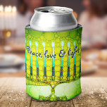 Green Hanukkah Menorah Peace Liebe Light Modern Dosenkühler<br><div class="desc">"Frieden, Liebe und Licht." Ein Kalligrafieschrift-Zitat, das eine nahe Foto-Illustration einer hellen, farbenfrohen, grünen und gelben künstlerischen Menorah überlagert, hilft Ihnen, den Urlaub von Hanukkah im Stil zu beginnen. Genießen Sie die Wärme und die Freude an der Urlaubssaison, wann immer Sie sich mit Ihrem Lieblingsgetränk entspannen. Dieses atemberaubende, farbenfrohe Hanukka...</div>