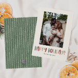 Green Happy Holidays Vertical Single Foto Feiertagskarte<br><div class="desc">Diese Green-Happy-Ferien-vertikale Single-Foto-Urlaubskarte ist perfekt für Ihren lustigen, kreativen, hellen Gruß. Es ist ein einzigartiger, spielerischer, moderner Schriftart in Rot, Boho Bräune und heller und dunkelgrüner Farbe, die für ein fröhliches, saisonales Ambiente sorgen. Wenn Sie Ihren Lieben den dunklen Winter mit niedlichem Feiertagsjubeln näher bringen wollen, haben Sie genau das...</div>