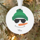 Green Hat und Sonnenbrille Snowman Face Ornament<br><div class="desc">Fügen Sie Ihrem Weihnachtsbaum eine Touch Feiertagssjubeln mit unserem bezaubernden Grünen Hut und Sonnenbrille Snowman Face Weihnachtsschmuck hinzu. Dieses anpassbare Ornament erlaubt es Ihnen, einen Namen hinzuzufügen, was es zu einem perfekten Sake oder Geschenk für Lieben macht. Das charmante Snowman-Design mit einem grünen Hut und einer stilvollen Sonnenbrille wird Ihre...</div>