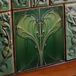 Green Heart Backsplash Repro Art Nouveau Fliese<br><div class="desc">Diese exquisite Keramik, die das Wesen des Jugendstils vereint, zeichnet sich durch ihre eleganten und fließenden Linien aus, die eine symmetrische Herzform bilden. Die Kachel weist eine reiche Palette von Grüntönen auf, von tiefgrünem Waldgrün bis hin zu leichteren Salbeifarben, hervorgehoben mit Akzenten von weicher Minze und cremigem Weiß. Die in...</div>