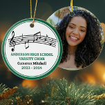 Green High School Chor Custom Christmas Keramik Ornament<br><div class="desc">Dieser moderne grüne High School Chor Weihnachtsschmuck zeigt den Schüler- und Chornamen unter dem musikalischen Personal mit Treble-Klüfte und Musiknoten. Für Sänger,  Chorlehrer oder Regisseur,  die ein großartiges Abschluss-Geschenk wünschen.</div>