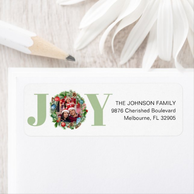 Green JOY Wreath Christmas Photo Étiquette de adre (En situation)