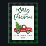 Green Kariert Christmas Brush Script Vintag Truck Feiertagskarte<br><div class="desc">Grün Kariert - Pinselschrift Wasserfarbe Vintager roter Lkw mit Weihnachtsbaum - Frohe Weihnachtskarte</div>