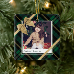Green Kariert Gift Wrapped & Gold Bow Dieses Foto Keramikornament