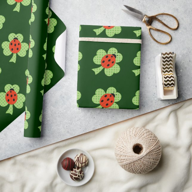 Green Kleeblatt Clover Ladybug Polka Dots Muster Geschenkpapier (Kunsthandwerk)