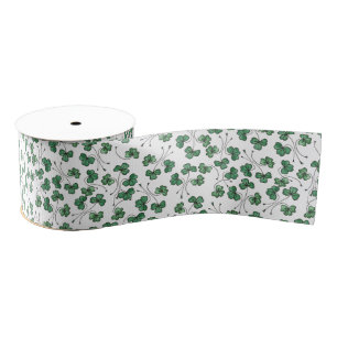 Green Kleeblatts Ditsy Pattern auf weißem Band Ripsband