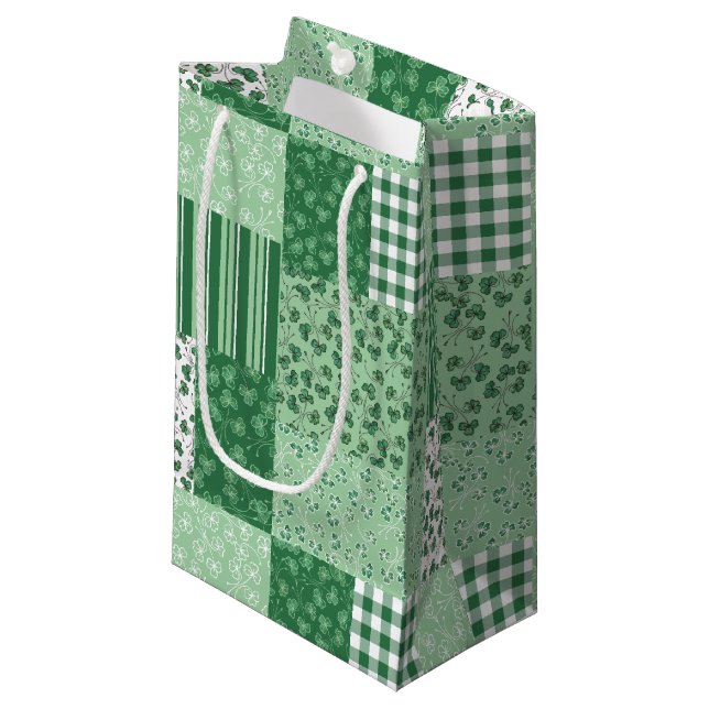 Green Kleeblatts Imitate Patchwork Kleine Geschenk Geschenktüte (Vorderseite Schrägansicht)