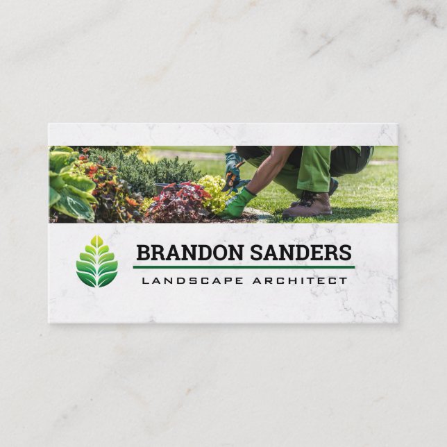 Green Leaf Logo | Landscaper Working in Garden Visitenkarte (Vorderseite)