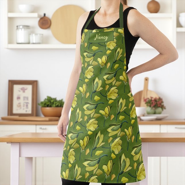 Green Magnolia Floral Personalisiert Schürze (Elegant green apron with yellow magnolia flowers and custom name, ideal for cooks and gardeners.
)