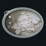 Green Man Ovale Gürtelschnalle<br><div class="desc">Das Gesicht mit Weinreben und Blume, die aus seinem Mund hervorstehen, wird als "Grüner Mann" bezeichnet. In diesem Farbfoto ist die Hochrelief Skulptur ein architektonisches Element, das Teil eines großen Planers auf einer Säule ist. Die Skulptur wird durch die flache Feldtiefe hervorgehoben. Bokeh, aus Fokuskreisen von Farbe, auf der links...</div>
