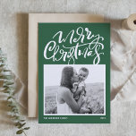 Green Modern Calligraphy Foto Frohe Weihnachten<br><div class="desc">Frohe Weihnachten! Senden Sie Weihnachtswünsche an Familie und Freunde mit dieser individuell gestaltbaren Weihnachtskarte für das Foto. Es zeichnet sich durch moderne Kalligraphie und ein einfaches Skript auf grünem Hintergrund aus. Personalisieren Sie diese moderne Weihnachtskarte, indem Sie Ihr Foto, Ihre Nachricht und Ihre Namen hinzufügen. Diese moderne Weihnachtskarte ist auf...</div>