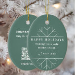 Green Modern Christmas Business Logo QR Code Chic Keramik Ornament<br><div class="desc">Elegantes und minimales Weihnachtsgeschmack mit dem Zitat "Gerne eine fröhliche Urlaubssaison!". Fügen Sie Text,  Ihr Logo und Ihre URL hinzu,  um den QR-Code zu erstellen.</div>