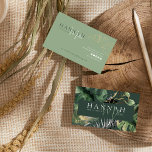 Green | Moderner Eleganter Tropischer QR-Code Visitenkarte<br><div class="desc">Modernes Design mit einem soliden grünen Hintergrund und tropischer Vegetation, das Ihren Namen oder Firmennamen in der Schrift prägt. Die Hintergrundfarbe kann personalisiert sein. Fügen Sie Ihre vollständigen Kontaktdaten und den QR-Code auf der Rückseite ein. Diese vollständig bearbeitbare doppelseitige Visitenkartenvorlage wird Ihre Marke sicher verbessern und erhöhen. Ändern Sie einfach...</div>
