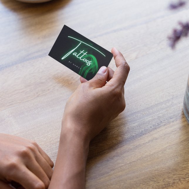 Green Neon & Smoke Tattoos Handgeschriebenes Skrip Visitenkarte (Von Creator hochgeladen)