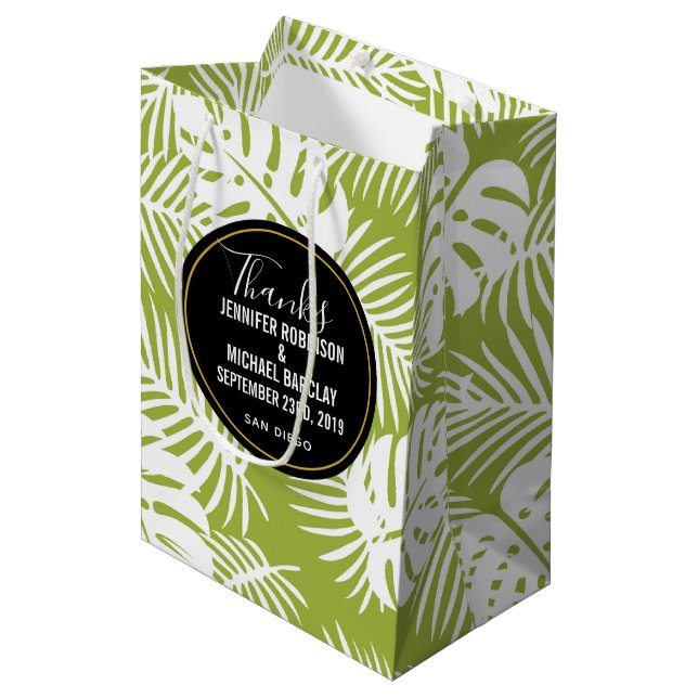 Green Palm Blätter Jungle Pattern Hochzeit Dank Mittlere Geschenktüte (Vorderseite Schrägansicht)