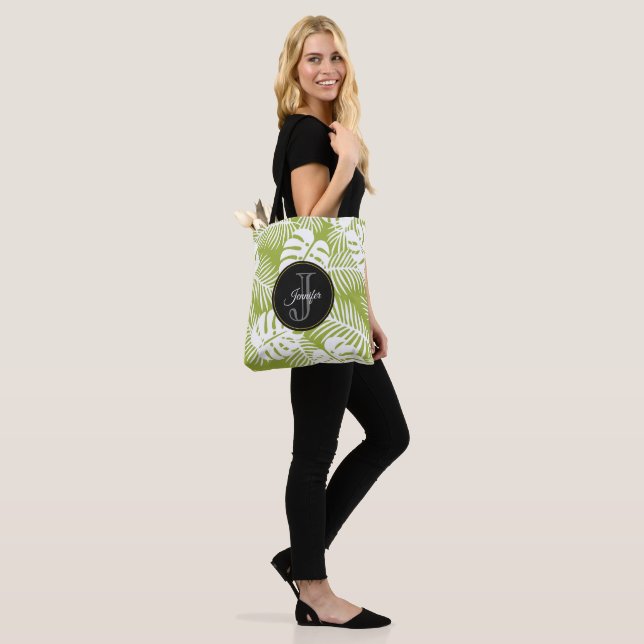 Green Palm Blätter Regenwald Muster Monogram Tasche (Am Model)