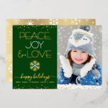 Green Peace Joy Liebe Foto Snowflakes Real Gold Folien Feiertagskarte<br><div class="desc">"Frieden, Freude und Liebe." Eine lustige, spielerische, reale Goldfolie und eine weiße Schneeflocke-Abbildung, echte Goldfolien-Konfetti-Punkte, echte Goldfolie und eine weiße, moderne Typografie auf einem Jäger-grünen Hintergrund, zusammen mit dem individuellen Foto Ihrer Wahl, helfen Ihnen, die Urlaubssaison einzuleiten. Ein zufällig weißes Schneeflockenmuster überlagert ein Imitat mit goldenem Hintergrund auf der Rückseite....</div>