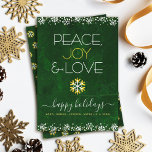Green Peace Joy Liebe Snowflake Typografie Bold Feiertagskarte<br><div class="desc">"Frieden, Freude und Liebe." Eine lustige, spielerische, goldene Folie und eine weiße Schneeflocke-Illustration und moderne Typografie auf einem reichen, dunkelgrünen Marmor-Aquarell helfen Ihnen, die Urlaubssaison zu beginnen. Zusätzliche weiße Schneeflocken und Konfetti-Punkte bilden den Rahmen der Karte. Ein Schneeflockenmuster aus Imitat und Weiß überlagert die dunkelgrüne Marmorwasserfarbe auf der Rückseite. Fühlen...</div>