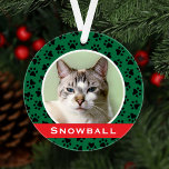 Green Pet Paw druckt Personalisiertes Cat Name Fot Ornament<br><div class="desc">Dieses festliche,  maßgeschneiderte Weihnachtsschmuck kann mit einem niedlichen Foto Ihrer Hauskatze (oder Hündin) und ihrem Vornamen personalisiert werden. Enthält eine grüne Hintergrundfarbe mit einem roten Monogramm Streifen und einem schwarzen Pfotenmuster. Ein einzigartiges Weihnachtsgeschenk für Katzenliebhaber oder zum Feiern von Kätzchenweiden!</div>