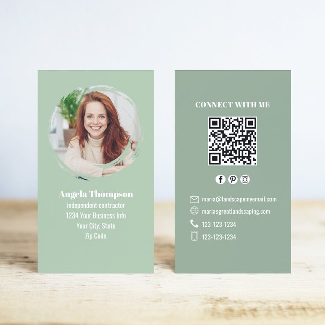 Green Photo QR Code Connect with Me Business Visitenkarte (Green photo business card with QR code template.)