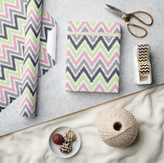 Green Pink Grey Zigzags Ikat Pattern Geschenkpapier (Kunsthandwerk)