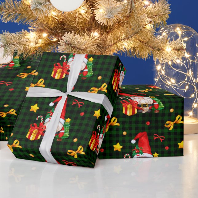 Green Plaid Gnome Santa Geschenkpapier (Feiertage)