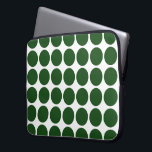 Green Polka Dots on White Laptopschutzhülle<br><div class="desc">Machen Sie sich mit diesem festlichen Muster grüner Polka-Punkte auf weißem Hintergrund auf Weihnachten gefasst. Das digitale Design wurde von Grund auf erstellt. Technisch gesehen ist der Hintergrund nicht weiß, sondern transparent. Das heißt, man kann es ändern. Klicken Sie einfach auf den Knopf "Anpassen!" und wählen Sie dann in der...</div>