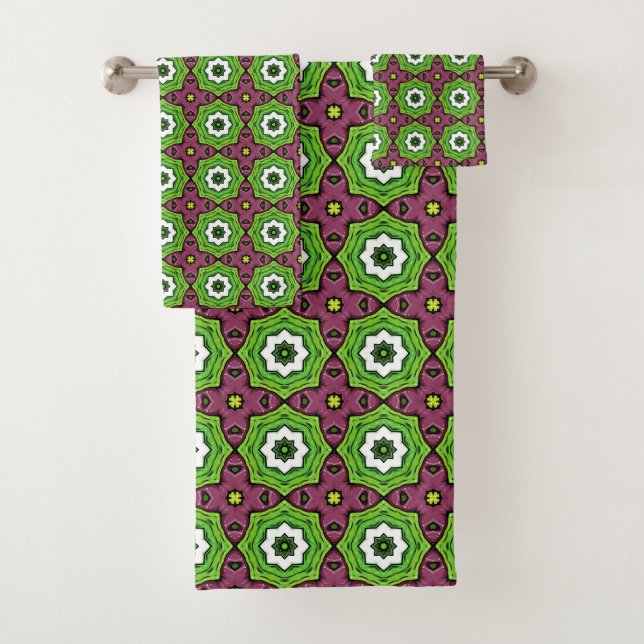 Green purple and white geometric pattern Towel (En situation)