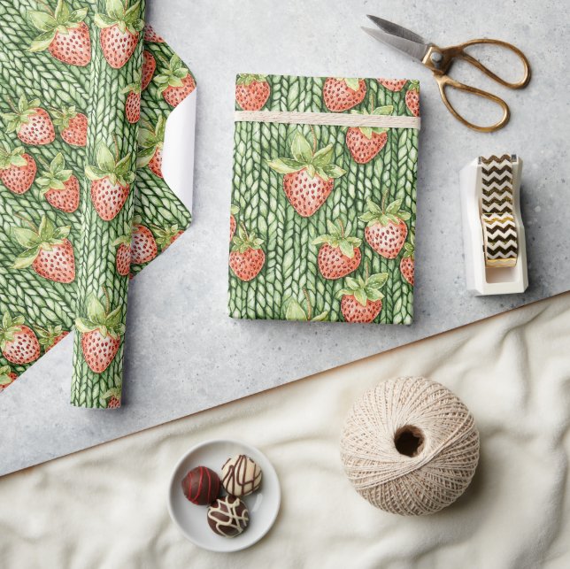 Green Red Strawberries Fruit Birthday Geschenkpapier (Kunsthandwerk)