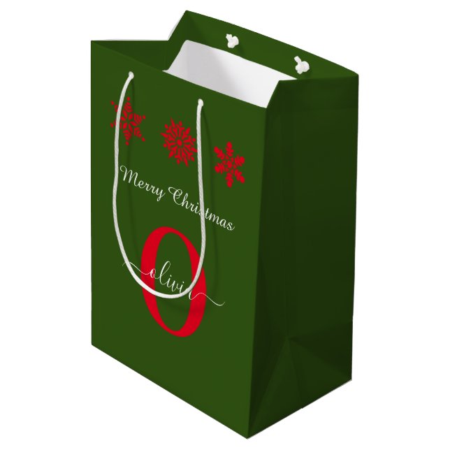 Green Red White Monogram Script Frohe Weihnachten Mittlere Geschenktüte (Rückseite Schrägansicht)