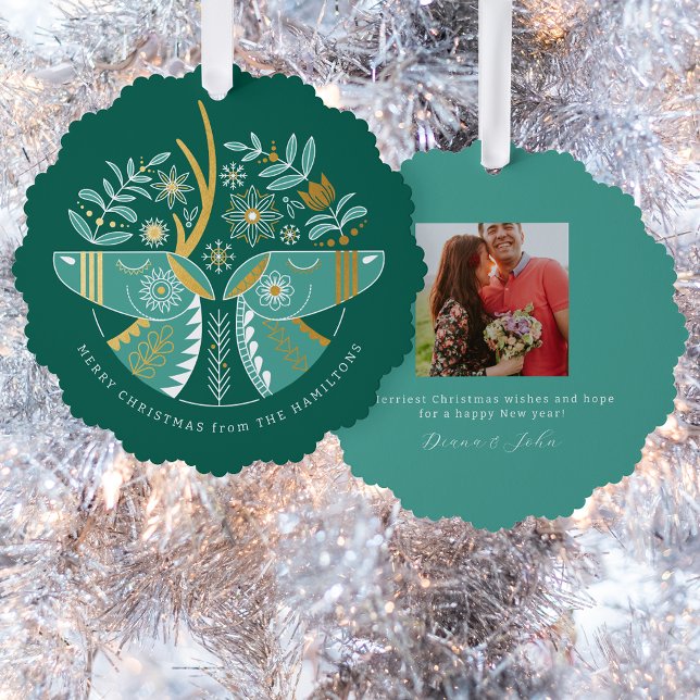 Green Scandi Reindeer Pair Weihnachten Ornament Karte (Round ornament card with folk illustrated pair of deer heads in green and white with faux gold foil)