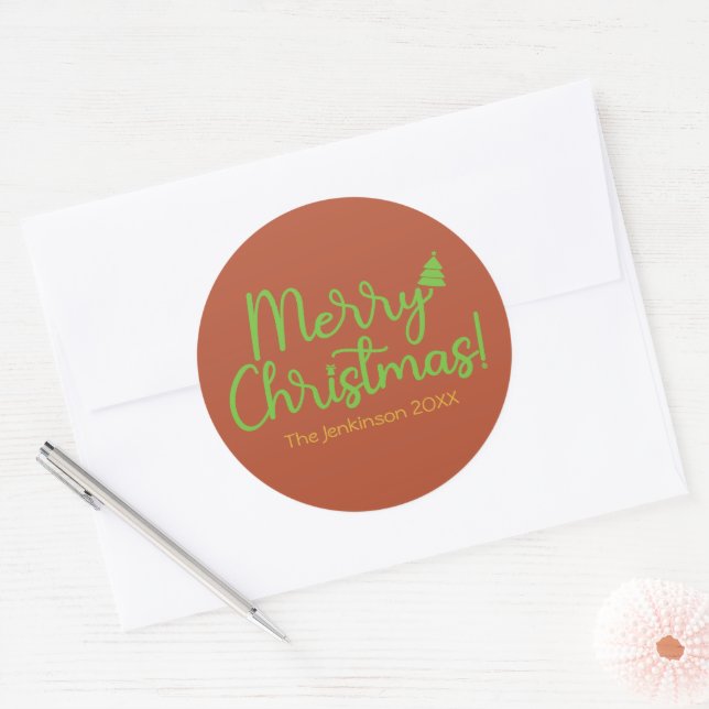 Green Script Frohe Weihnachten auf Reddish-Brown Runder Aufkleber (Umschlag)