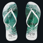 Green Silver Bridesmaid für Monogram Dreh Flop Flip Flops<br><div class="desc">Sie werden diesen smaragdgrünen Aquarell mit grün und silber geometrischen Rahmen mit silbernen Glitzer Texturen Liebe. Ideal für Ihre Hochzeitsfeiern!</div>